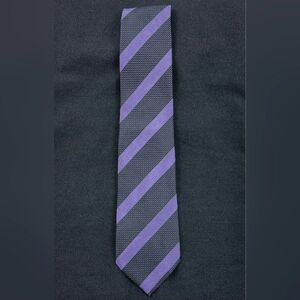 (NWOT) TOM FORD 👔 100% Silk ◇ Purple and Black Striped Tie